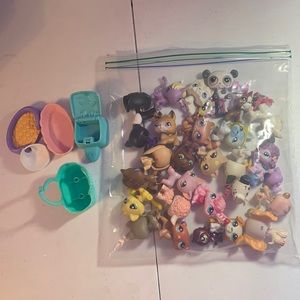 26 LPS Toys 4 minis and 12 accessories.